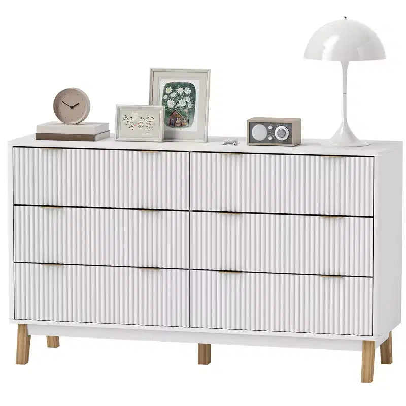 Commode double 6 tiroirs avec façades cannelées, poignées dorées et cinq pieds en bois, blanche, 54W
